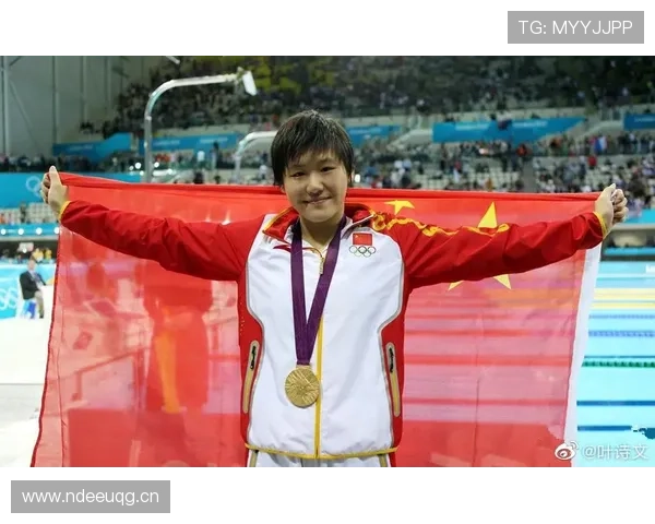 叶诗文泳池里冷若冰山，随手一张生活照有大牌既视感，反差笑抽