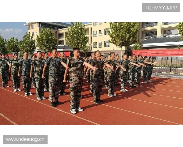 杨千霖球场像军训教官，私下像省钱博主——这落差我顶不住